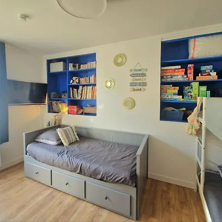 Appartement 2 Pieces, Face Casino, 20 Metres Plage.