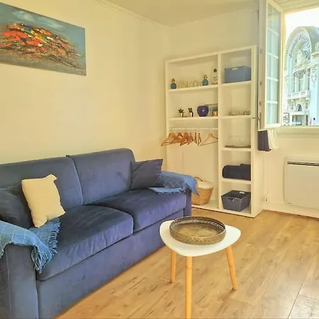 Appartement 2 Pieces, Face Casino, 20 Metres Plage.