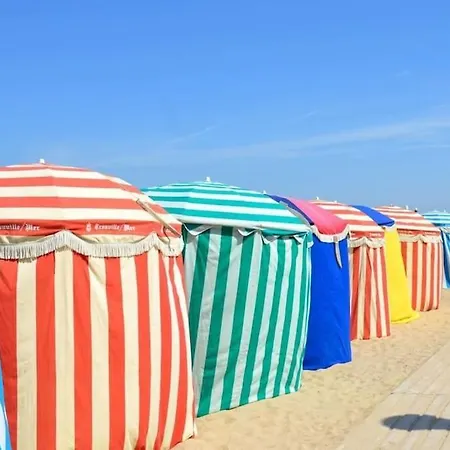 Appartement 2 Pieces, Face Casino, 20 Metres Plage. *