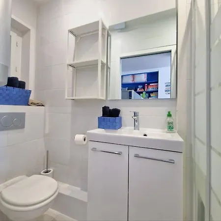 Appartement 2 Pieces, Face Casino, 20 Metres Plage. *