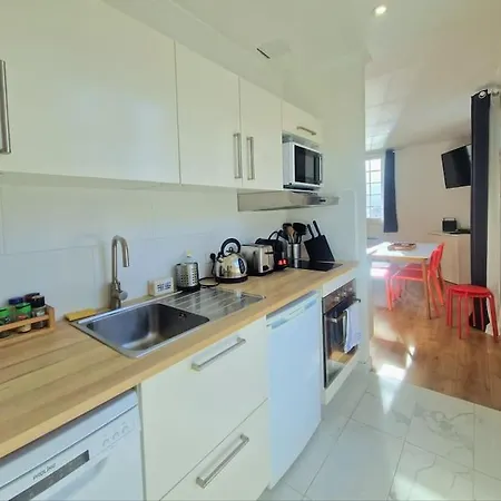 Appartement 2 Pieces, Face Casino, 20 Metres Plage.