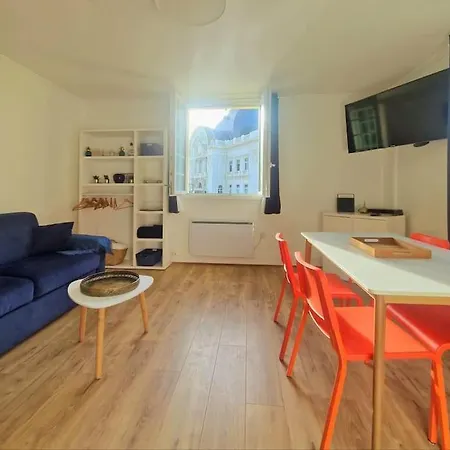 2 Pieces, Face Casino, 20 Metres Plage. Trouville-sur-Mer