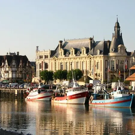 Appartement 2 Pieces, Face Casino, 20 Metres Plage. Trouville-sur-Mer