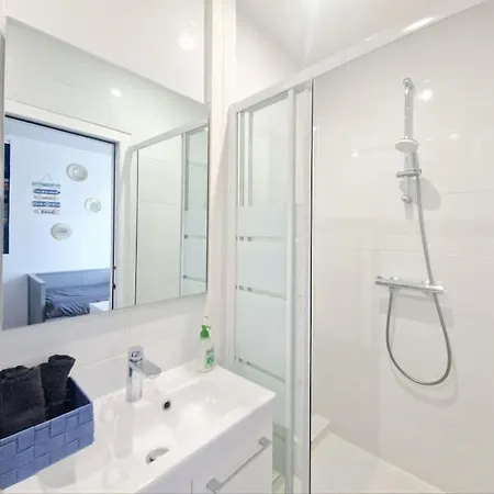 2 Pieces, Face Casino, 20 Metres Plage. Trouville-sur-Mer