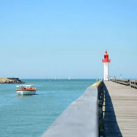 2 Pieces, Face Casino, 20 Metres Plage. Trouville-sur-Mer
