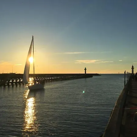 2 Pieces, Face Casino, 20 Metres Plage. Trouville-sur-Mer