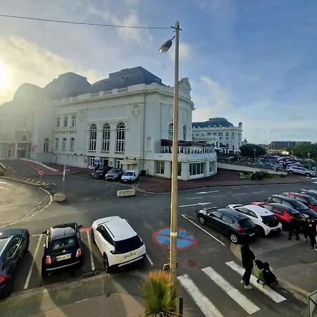 2 Pieces, Face Casino, 20 Metres Plage. Appartement *