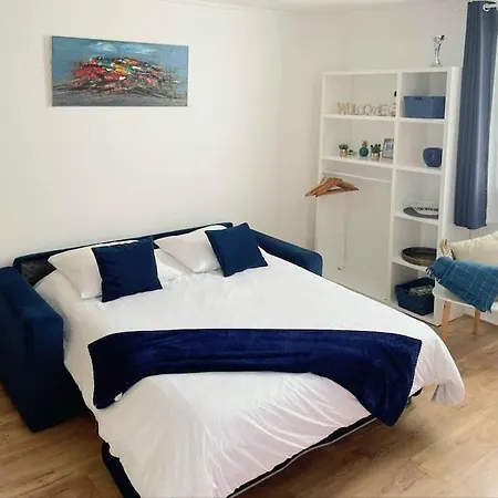 2 Pieces, Face Casino, 20 Metres Plage. Appartement *