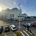 2 Pièces, Face Casino, 20 Mètres Plage. Appartamento *