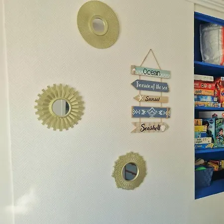 2 Pieces, Face Casino, 20 Metres Plage. *