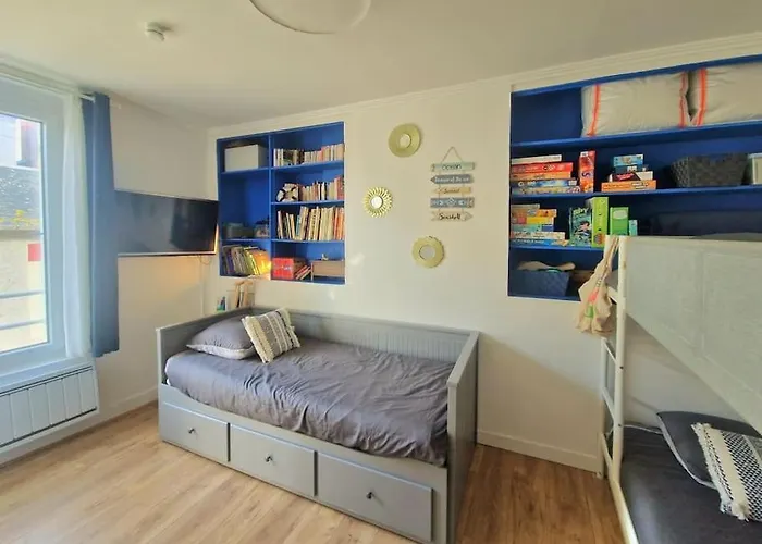 Appartement 2 Pièces, Face Casino, 20 Mètres Plage.