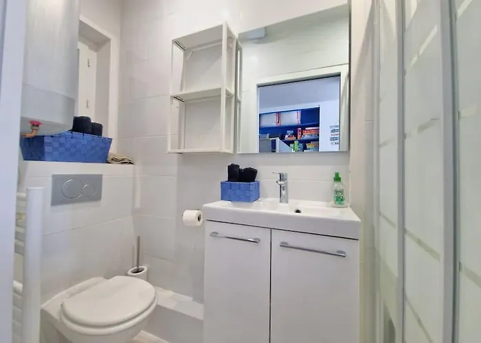 Appartement 2 Pièces, Face Casino, 20 Mètres Plage. *