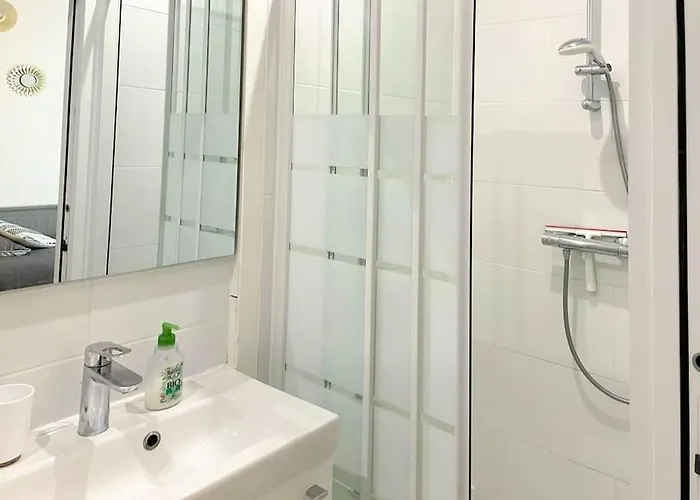 2 Pièces, Face Casino, 20 Mètres Plage.