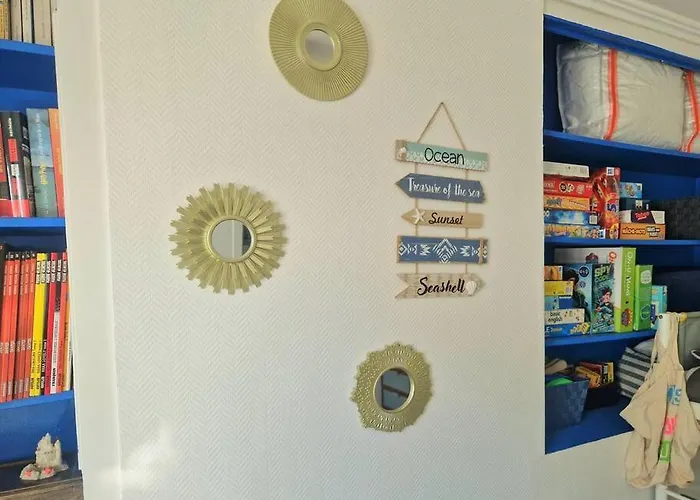 2 Pieces, Face Casino, 20 Metres Plage. *