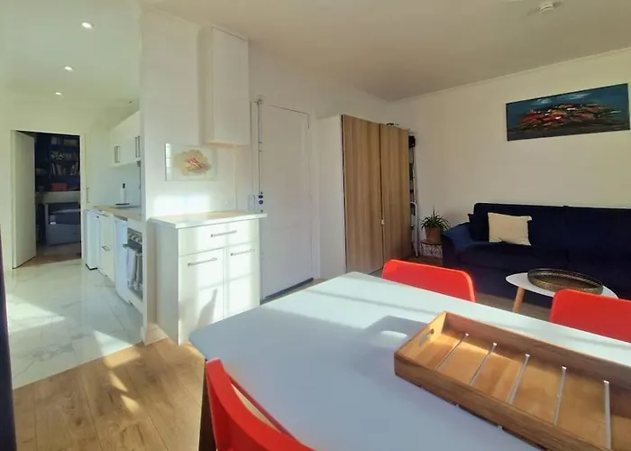 2 Pièces, Face Casino, 20 Mètres Plage.