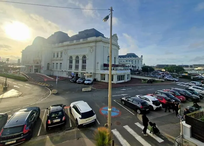 2 Pieces, Face Casino, 20 Metres Plage. شقة *