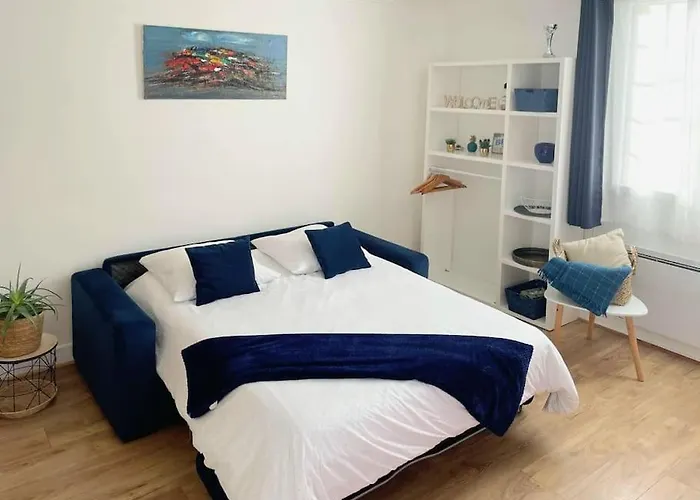 2 Pièces, Face Casino, 20 Mètres Plage. Appartement *